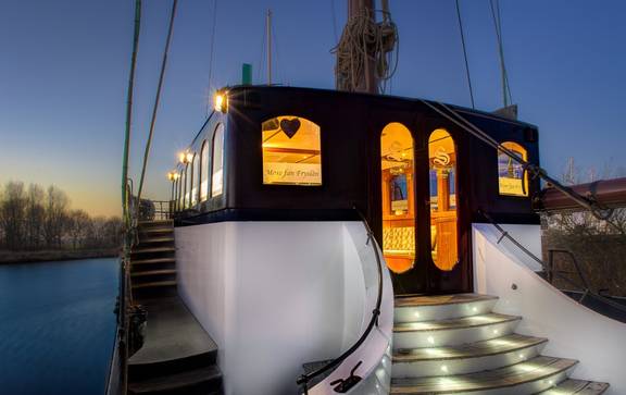 Beleuchteter Eingang zum Salon der Mare fan Fryslân am Abend