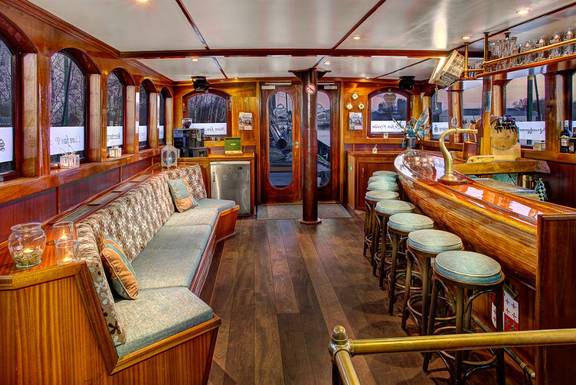Salon mit Holzbar und Sitzbank auf der Mare fan Fryslân