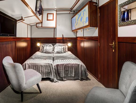 Kabine mit Doppelbett und Sesseln auf der Mare fan Fryslân