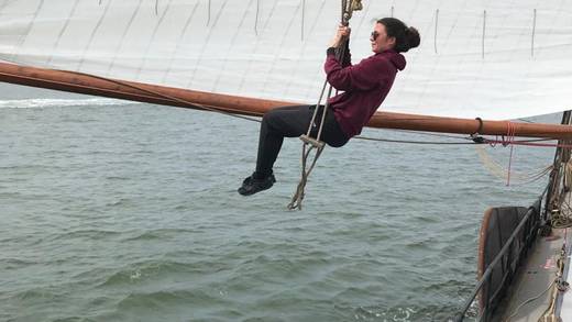 Schaukeln über dem Wasser neben der Sybaris
