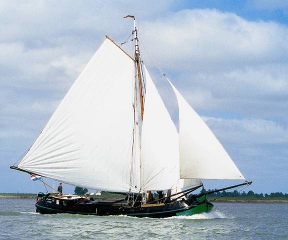 Tjalk Vrouwe Jitske unter weißen Segeln auf dem Wasser