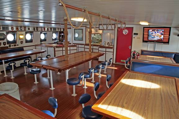 Holzesstische im geräumigen Salon der Eendracht