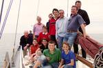 Eine Gruppe mit Kindern an Deck der Orion