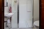 Waschbecken, Dusche und Toilette im Badezimmer der Orion