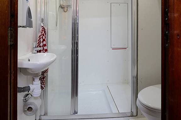 Waschbecken, Dusche und Toilette im Badezimmer der Orion