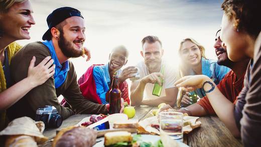 Freunde teilen gemeinsam eine Mahlzeit am Tisch