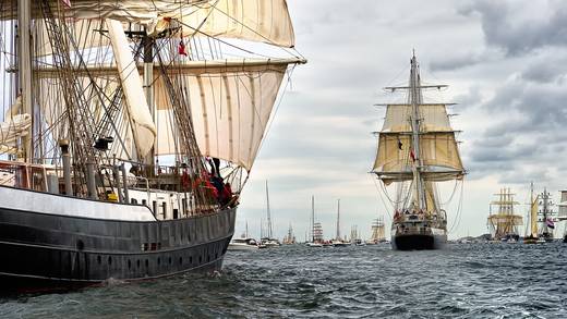 Historische Großsegler fahren gemeinsam bei einer Segelveranstaltung