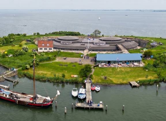 Segelschiffe an der Festungsinsel Pampus, aus der Luft gesehen
