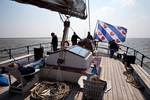 Gäste entspannen auf dem Achterdeck der Mare fan Fryslân