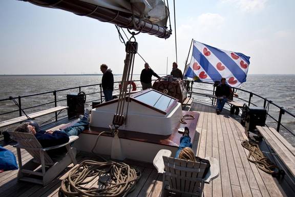 Gäste entspannen auf dem Achterdeck der Mare fan Fryslân