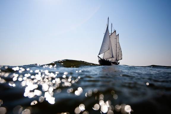 Mare fan Fryslân unter Segeln, von der Wasseroberfläche aus gesehen