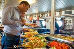 Gäste bedienen sich am Buffet auf der Eendracht; Foto: Rienk Boode