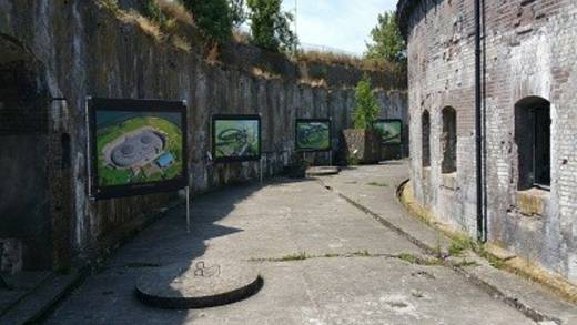 Festungsgraben mit Backsteinmauern auf Pampus