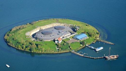 Die von Wasser umgebene Festungsinsel Pampus aus der Luft