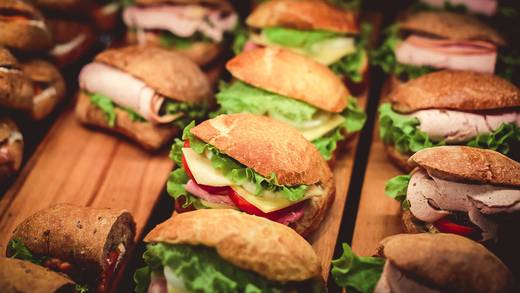 Belegte Brötchen auf Holzbrettern zum Mittagessen