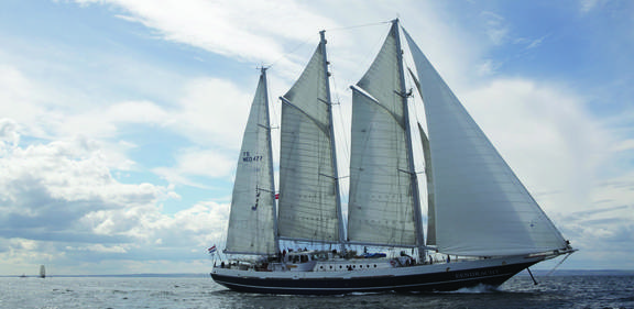 Dreimastschoner Eendracht mit gesetzten weißen Segeln